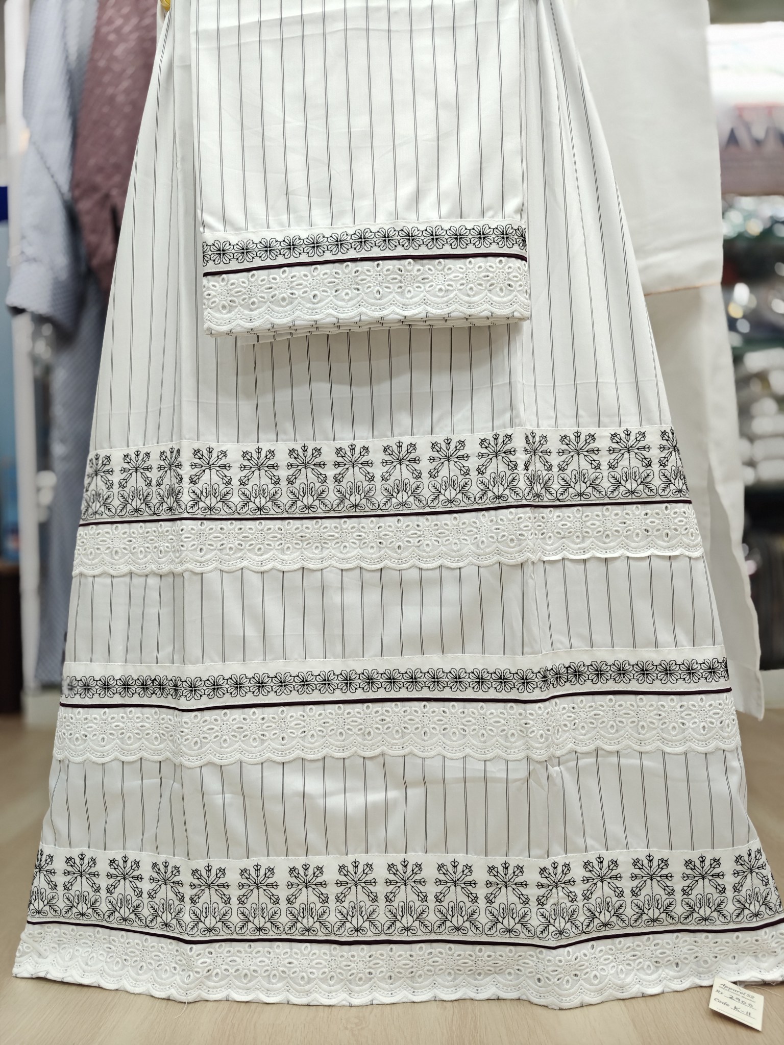  Black and White Rida With Cross Stitch Belt 